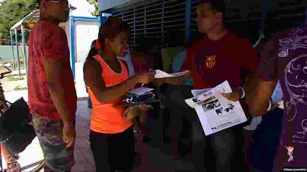 &nbsp;Activistas distribuyen proclamas y materiales audiovisuales a la población en la localidad de Guantánamo, según divulga el activista Yoanny Beltrán de la Unión Patriótica de Cuba.