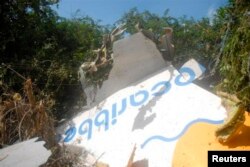 Fragmentos del avión ATR-72-212 que cayó en Guasimal el 5 de noviembre de 2010. REUTERS/AIN-Courtesy of Cubadebate