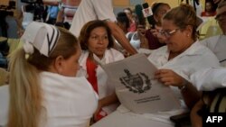 Una enfermera lee el proyecto de Constitución en un policlínico de La Habana. 