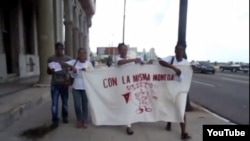 Reporta Cuba. Mujeres integrantes de FLAMUR exigen al Gobierno cubano que suban los salarios y bajen los precios.
