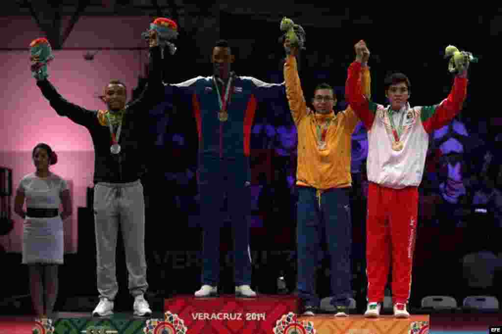 (De izquierda a derecha) Craig Brown de Jamaica (plata), Rafael Alba de Cuba (oro), Moisés Molinares de Colombia y Misael López de México (bronce) celebran en el podio de la categoría de 83 kg. en taekwondo el lunes 17 de noviembre de 2014, en el marco de los Juegos Centroamericanos y del Caribe Veracruz 2014.