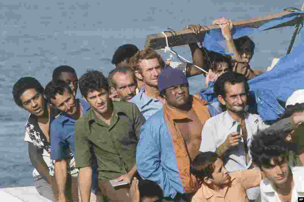 Un grupo de refugiados cubanos el 23 de abril de 1980. AP Photo/Jaques Langevin