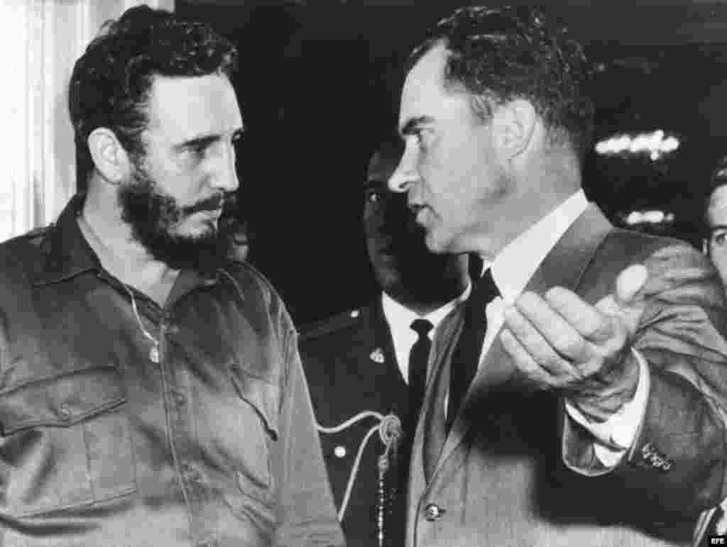 Fidel Castro en abril de 1959 tras reunirse en la Casa Blanca con el entonces vicepresidente de EE.UU. Richard Nixon.