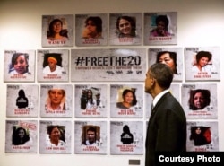 Obama pasa revista a mural con 20 mujeres presos en septiembre del 2015.