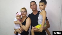 Ovidio Martín Castellanos junto a su esposa e hijos. (@KataCuba)