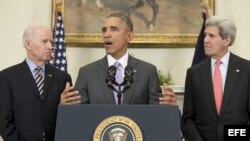 El presidente de EEUU Barack Obama, junto al vicepresidente Joe Biden (i) y el secretario de Estado John Kerry (d).