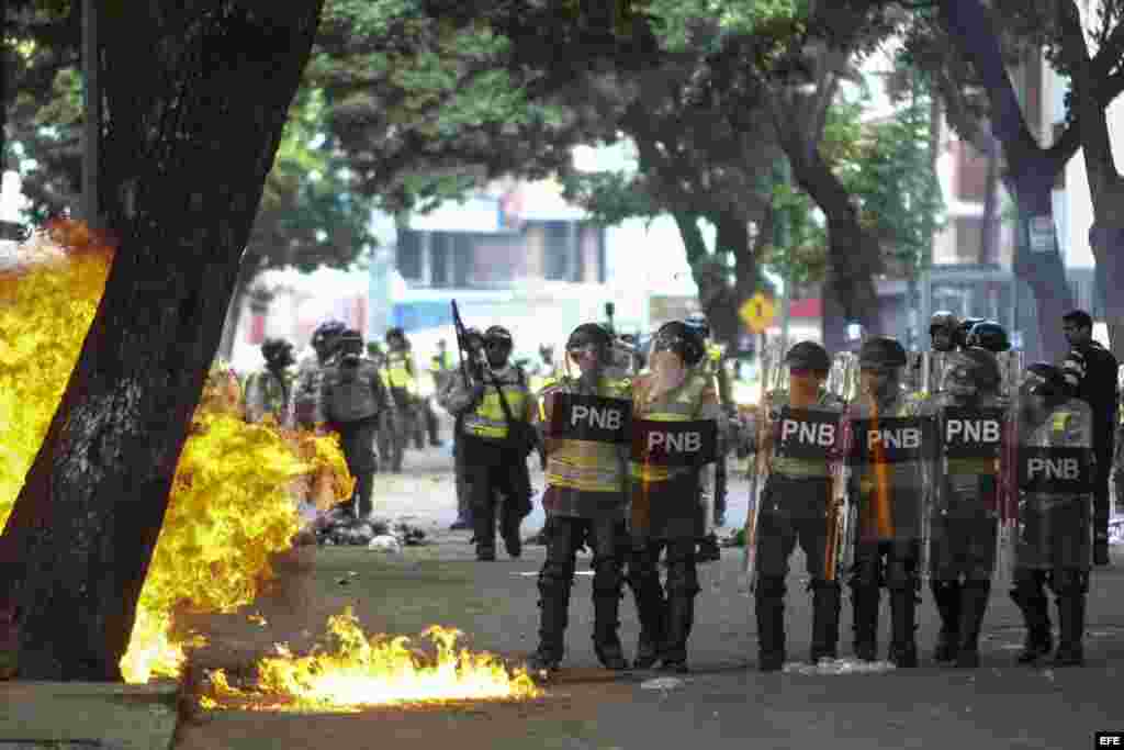 Agentes de la Policía Nacional Bolivariana (PNB) bloquean el paso de los opositores en una marcha el 20 de abril de 2017, en Caracas (Venezuela).