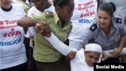 Agentes de civil reprimieron a las Damas de Blanco vistiendo camisetas de #TodosMarchamos.