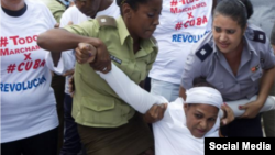 Agentes de civil reprimen a las Damas de Blanco durante la campaña Todos Marchamos.