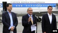 El jefe del equipo de negociadores del Gobierno colombiano, Humberto de la Calle (c), con miembros de la comisión negociadora.