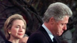 La primera dama Hillary Clinton observa a su esposo, el presidente Bill Clinton, mientras el mandatario agradece el 19 de diciembre de 1998 a los miembros de la Cámara que votaron en contra de su "impeachment"