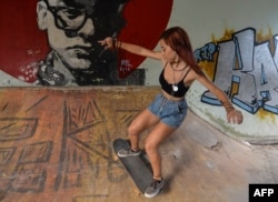 Una skateboarder practica en La Habana. YAMIL LAGE / AFP