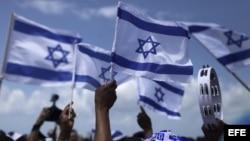 Banderas israelíes en una explanada en Tel Aviv (Israel) dentro de las celebraciones por el 65 aniversario de la declaración de la independencia de Israel. EFE/Abir Sultan