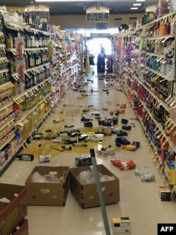 Esta foto, tomada en Lake Isabella, al norte de Los Angeles, muestra los estragos del sismo en una tienda local (Foto: AFP).