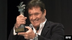 El actor cubano Jorge Perugorría recibe el Premio "Ciudad de Huelva" durante la gala de inaugural de la 42 edición del Festival de Cine Iberoamericano de Huelva, celebrada esta noche en la Casa Colón de la capital onubense.