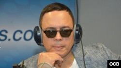 Alexis Valdés en los estudios de Radio Martí.