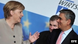 La canciller alemana Angela Merkel (i) conversa con el vice presidente del Deutsche Bank, Anshu Jain, a su llegada a un Consejo Económico del CDU, en Berlín, Alemania.EFE/Hannibal Hanschke