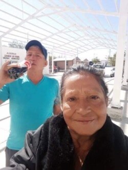 Onelia en Reynosa con su hermano Carlos.