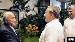 Fotografía cedida por el diario oficial Granma donde aparece el mandatario cubano, Raúl Castro (c), mientras estrecha la mano del presidente de la Federación Internacional de Fútbol Asociado (FIFA), Joseph Blatter (i), frente al primer vicepresidente de l