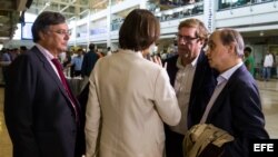 Los diputados españoles del Parlamento Europeo (PE) el conservador Gabriel Mato (2-d) y el liberal Fernando Maura (d) a su llegada a Venezuela la semana pasada.