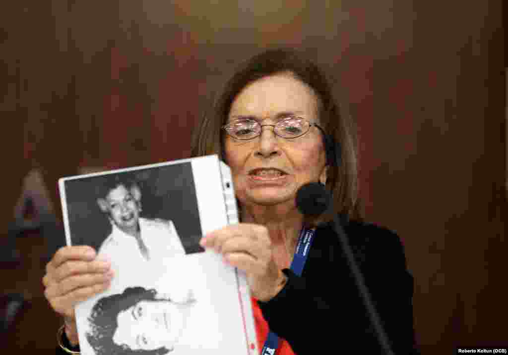 En la imagen, Ivette Pérez Vega, de la Universidad de Puerto Rico ( Rio Piedras), sostiene una foto de la prisionera política cubana Reina Peñate de Tito.