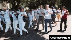 El diputado chileno Felipe Kast marcha junto a las Damas de Blanco.
