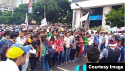 Oposición y universitarios salen otra vez a las calles de Caracas para protestar contra el gobierno.
