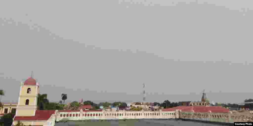 Una densa nube de polvo del Sahara cubre la ciudad de Guantánamo. (Imagen tomada de Facebook de Radio Guantánamo)