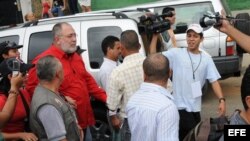 El periodista Mario Silva (con camisa roja) es asediado por la prensa tras estallar el escándalo.