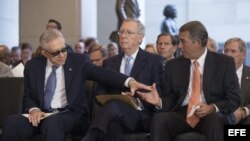 De izquierda a derecha, el líder del Partido Demócrata en el Senado Harry Reid, el líder del Partido Republicano en el Senado Mitch McConnell y el vocero del partido Republicano John Boehner, en foto de archivo.