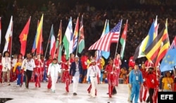 Atletas de diferentes países portan su bandera nacional, en la ceremonia de Clausura de los Juegos Olímpicos de Londres 2012, en Londres (Reino Unido).