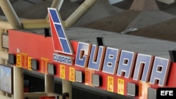 Varias personas hacen cola en el mostrador de la aerolínea Cubana de Aviación, en el aeropuerto José Martí, de La Habana.