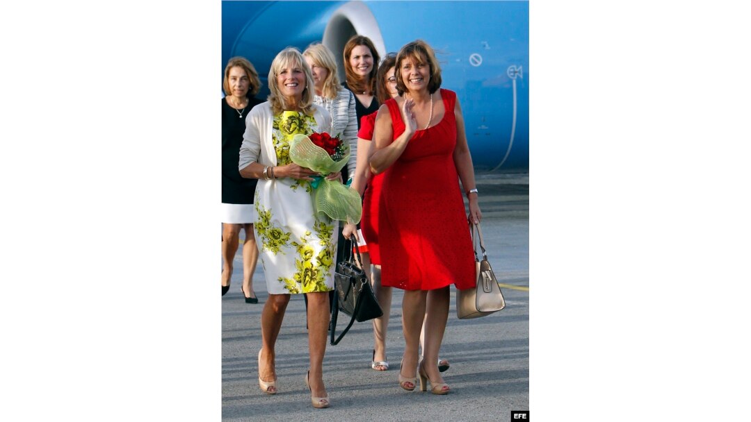 La esposa del vicepresidente de Estados Unidos Joe Biden, Jill Biden (i), camina junto a la directora general para Estados Unidos del Ministerio de Relaciones Exteriores (MINREX) Josefina Vidal (d), a su llegada a La Habana.