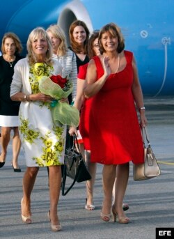La esposa del vicepresidente de Estados Unidos Joe Biden, Jill Biden (i), camina junto a la directora general para Estados Unidos del Ministerio de Relaciones Exteriores (MINREX) Josefina Vidal (d), a su llegada a La Habana.