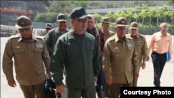 El jefe de la FANB venezolana, Vladimir Padrino (d), con oficiales militares cubanos