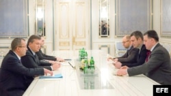 El presidente de Ucrania, Victor Yanukovich con el l'ider de la oposición, Arseniy Yatsenyuk