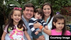Daniel Ceballos con su esposa Patricia e hijas.