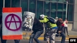 Jóvenes opositores se enfrentan a la Policía Nacional Bolivariana