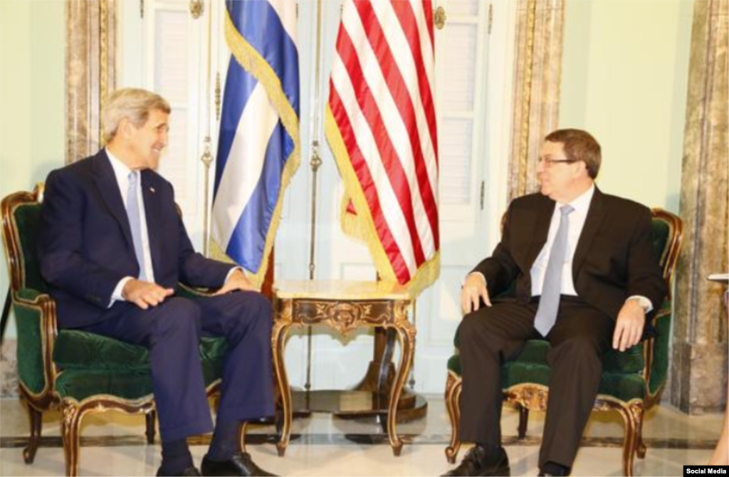 John Kerry durante su encuentro con Bruno Rodríguez (i-d).