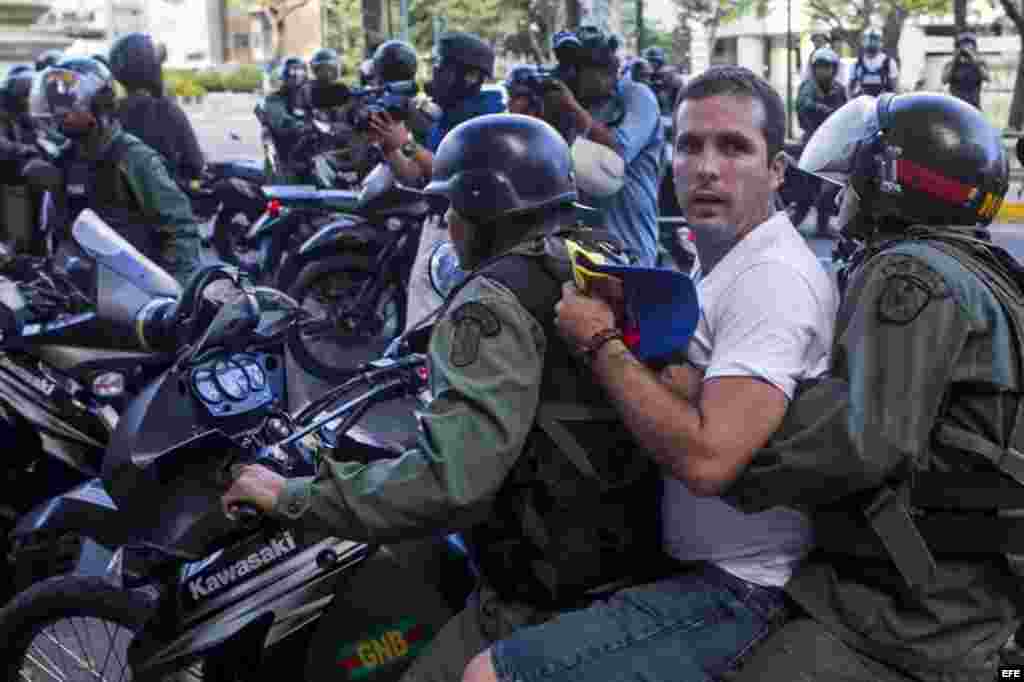 Miembros de la Guardia Nacional Bolivariana detienen a manifestantes