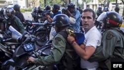 Miembros de la Guardia Nacional Bolivariana detienen a manifestantes