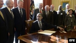 El presidente de Estados Unidos, Barack Obama (c), firma el 'Acta Magnitsky' en el despacho Oval de la Casa Blanca, en Washington, D.C. (EE.UU). 