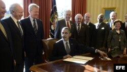 Fotografía de archivo. El presidente de Estados Unidos, Barack Obama (c) en el despacho Oval de la Casa Blanca, en Washington, D.C. (EE.UU). 