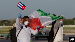 Médicos cubanos regresan a la isla desde Lombardía, Italia, el 8 de junio pasado. (Ismael Francisco/Pool via AP)