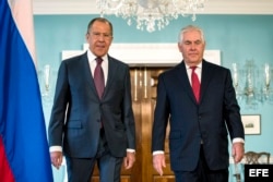 El secretario de Estado de los Estados Unidos, Rex Tillerson (d), se reúne con el ministro de Exteriores ruso, Serguéi Lavrov (i), en el Departamento de Estado en Washington.