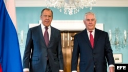  El secretario de Estado de los Estados Unidos, Rex Tillerson (d), se reúne con el ministro de Exteriores ruso, Serguéi Lavrov (i), en el Departamento de Estado en Washington (Estados Unidos), 10 de mayo de 2017. 