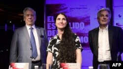 Mario Vargas Llosa (L), su hijo Álvaro Vargas Llosa y la periodista cubana Yoani Sanchez, son tres de los firmantes de la Carta de Respaldo al Pueblo Cubano. Foto Archivo PIERRE-PHILIPPE MARCOU / AFP 
