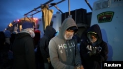 Foto Archivo. Trabajadores migrantes con visas H-2A en King City, California en 2017. REUTERS / Lucy Nicholson 