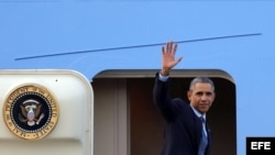 El presidente de EEUU, Barack Obama, se despide antes de abordar el Air Force One tras su visita a Birmania. Archivo.