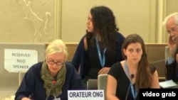 La representante de la ONG Amnistía Internacional (Izq.) se refiere al caso de Cuba durante las conclusiones del debate sobre el Examen Periódico Universal.